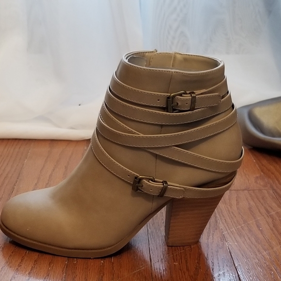 NIB Liliana Vegan Leather Booties SIZE 6 ONLY! - Picture 3 of 4